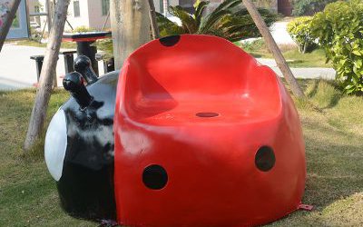 公園里擺放的座椅玻璃鋼彩繪七星瓢蟲(chóng)雕塑