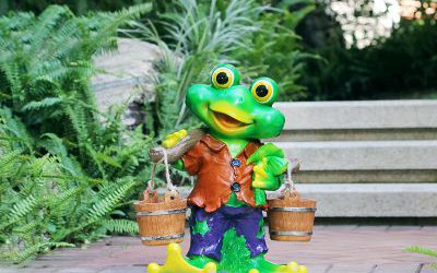 游樂(lè)場(chǎng)玻璃鋼卡通一只挑水的青蛙雕塑