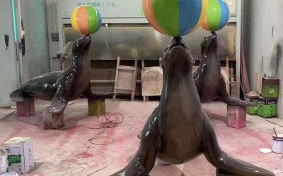 商場(chǎng)游樂(lè)場(chǎng)擺放的頂球的玻璃鋼創(chuàng)意海豹雕塑