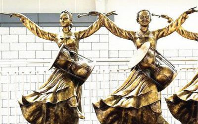 花園擺放少數(shù)民族跳舞人物玻璃鋼仿銅雕塑