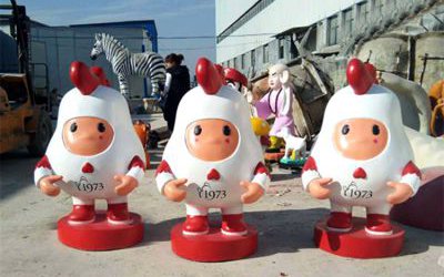 商場創(chuàng)意玻璃鋼卡通公仔雞雕塑