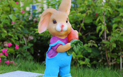 景區一只玻璃鋼彩繪兔子雕塑