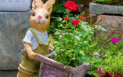 公園景區玻璃鋼彩繪推著花盆車的兔子雕塑
