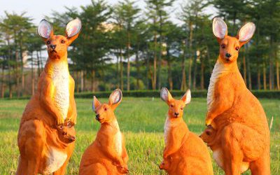 公園草坪站立四只玻璃鋼彩繪袋鼠雕塑