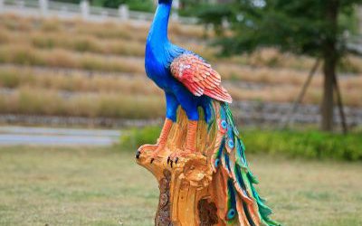 公園街道擺放的玻璃鋼彩繪孔雀雕塑