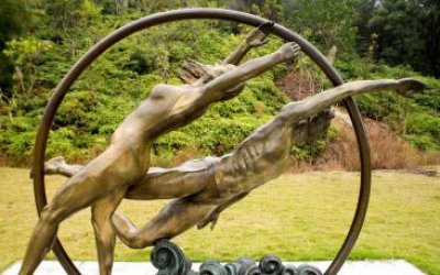 戶(hù)外廣場(chǎng)玻璃鋼仿銅游泳雕塑