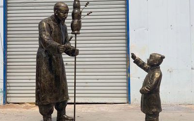 城市廣場(chǎng)擺放玻璃鋼仿銅民俗人物情景賣(mài)糖葫蘆雕塑