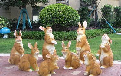 小區路邊一群可愛的玻璃鋼仿真兔子雕塑