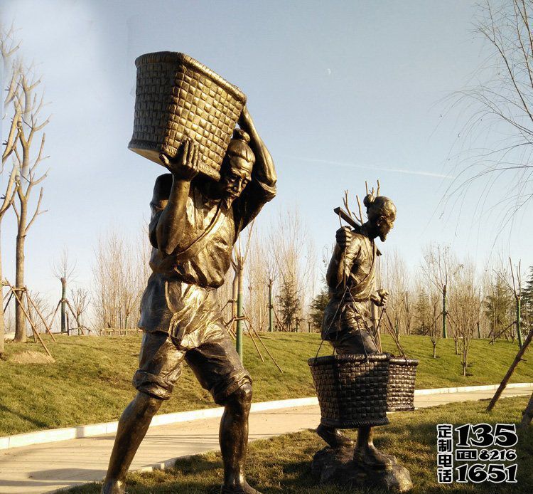 玻璃鋼仿銅民俗農場戶外挑糧食的人物雕塑 玻璃鋼仿銅民俗農場戶外挑糧食的人物雕塑