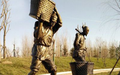 玻璃鋼仿銅民俗農(nóng)場(chǎng)戶(hù)外挑糧食的人物雕塑