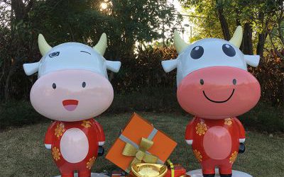 商場創(chuàng)意玻璃鋼卡通彩繪奶牛雕塑