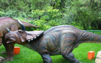 草坪戶外大型仿真玻璃鋼恐龍雕塑