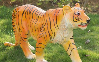 草坪玻璃鋼彩繪百獸之王老虎雕塑