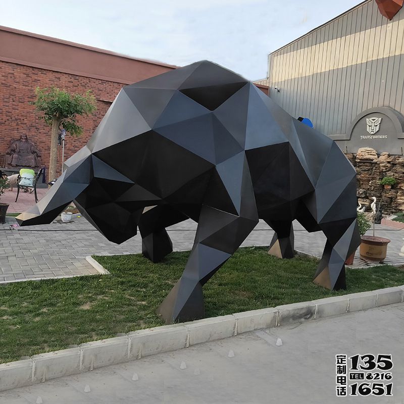 草坪上擺放的玻璃鋼創意幾何華爾街牛雕塑 草坪上擺放的玻璃鋼創意幾何華爾街牛雕塑