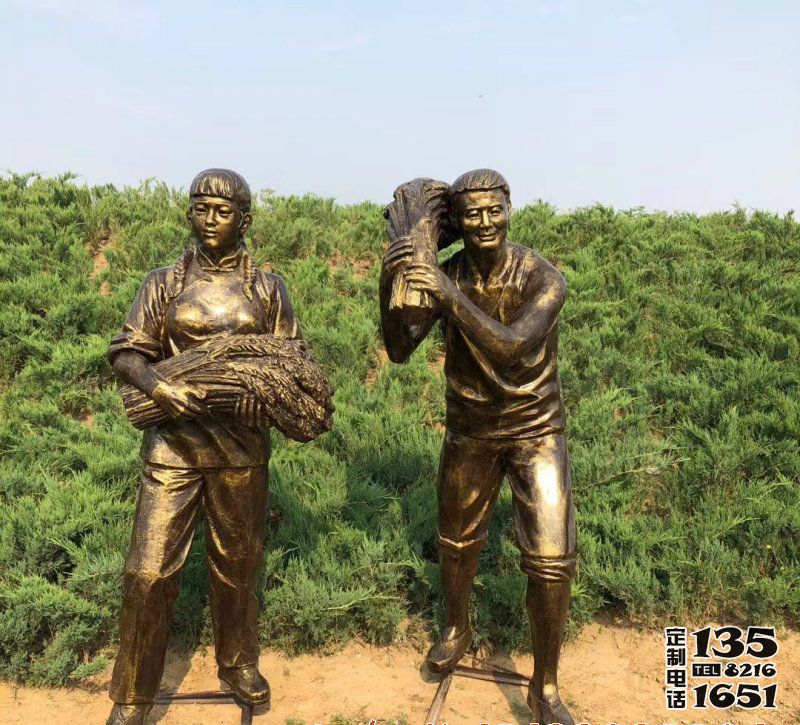 民俗農(nóng)場(chǎng)秋收抱麥子人物玻璃鋼仿銅雕塑 民俗農(nóng)場(chǎng)秋收抱麥子人物玻璃鋼仿銅雕塑