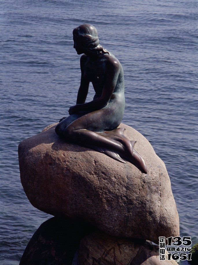 公園擺放的沉思的玻璃鋼仿銅創意美人魚雕塑 公園擺放的沉思的玻璃鋼仿銅創意美人魚雕塑