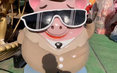 商場(chǎng)擺放一只創(chuàng)意戴墨鏡的玻璃鋼卡通豬雕塑