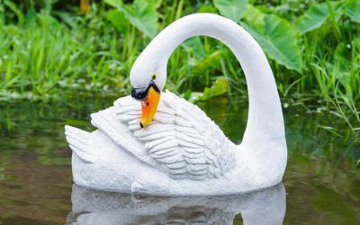 池塘湖邊游泳的玻璃鋼仿真天鵝雕塑