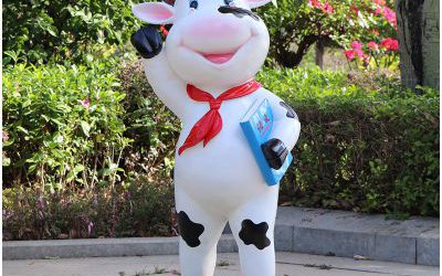 公園玻璃鋼卡通拿書的小奶牛雕塑