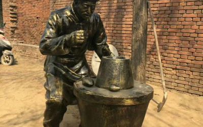 城市廣場民俗玻璃鋼仿銅烤紅薯的人物雕塑