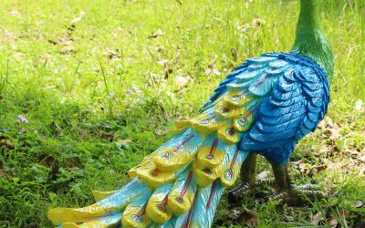 草地上歪頭看的玻璃鋼彩繪孔雀雕塑
