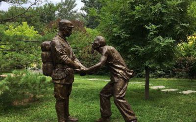 景區(qū)戶外玻璃鋼仿銅老人和八路軍雕塑