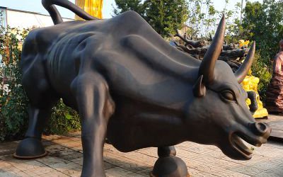 廣場(chǎng)大型動(dòng)物景觀擺件玻璃鋼仿銅農(nóng)耕牛雕塑