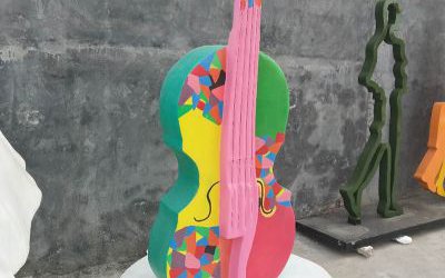 幼兒園游樂場裝飾擺件玻璃鋼彩繪大提琴雕塑