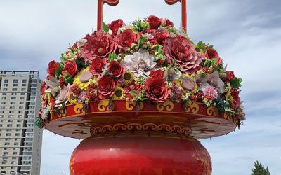 城市廣場玻璃鋼彩繪慶祝國慶節(jié)的大花籃雕塑