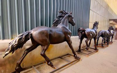 廣場(chǎng)街道擺放的一群奔跑著的玻璃鋼仿銅馬群雕塑