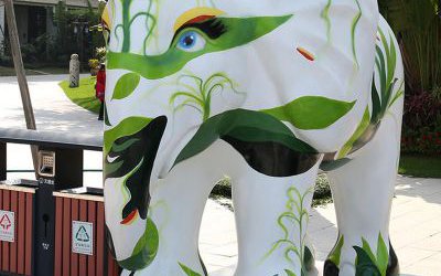 商廈大型仿真動物玻璃鋼卡通大象雕塑