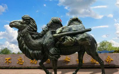 街道上擺放的背著行李的玻璃鋼仿銅駱駝雕塑