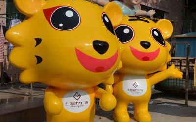 商場(chǎng)門口擺放的迎賓玻璃鋼卡通老虎雕塑