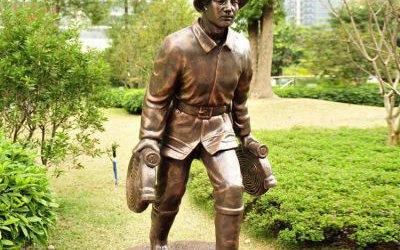 景區(qū)玻璃鋼仿銅的八路軍戰(zhàn)士雕塑