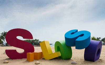 沙灘景區擺放彩色創意玻璃鋼字符雕塑