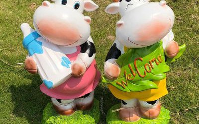 商場玻璃鋼卡通小奶牛雕塑