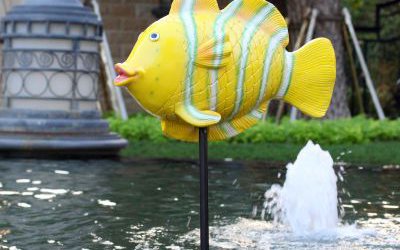 噴泉池塘中玻璃鋼卡通魚(yú)雕塑