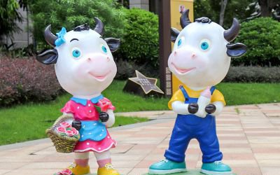 電影院商場(chǎng)一對(duì)卡通玻璃鋼彩繪牛雕塑