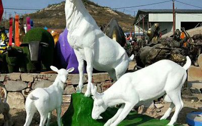 戶外草坪玻璃鋼仿真動(dòng)物三羊開(kāi)泰雕塑