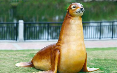 草坪上的玻璃鋼仿真海豹雕塑