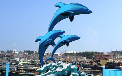 廣場大型玻璃鋼沖浪飛天海豚景觀雕塑