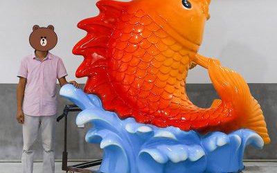 戶外景區(qū)玻璃鋼沖浪鯉魚招財景觀雕塑